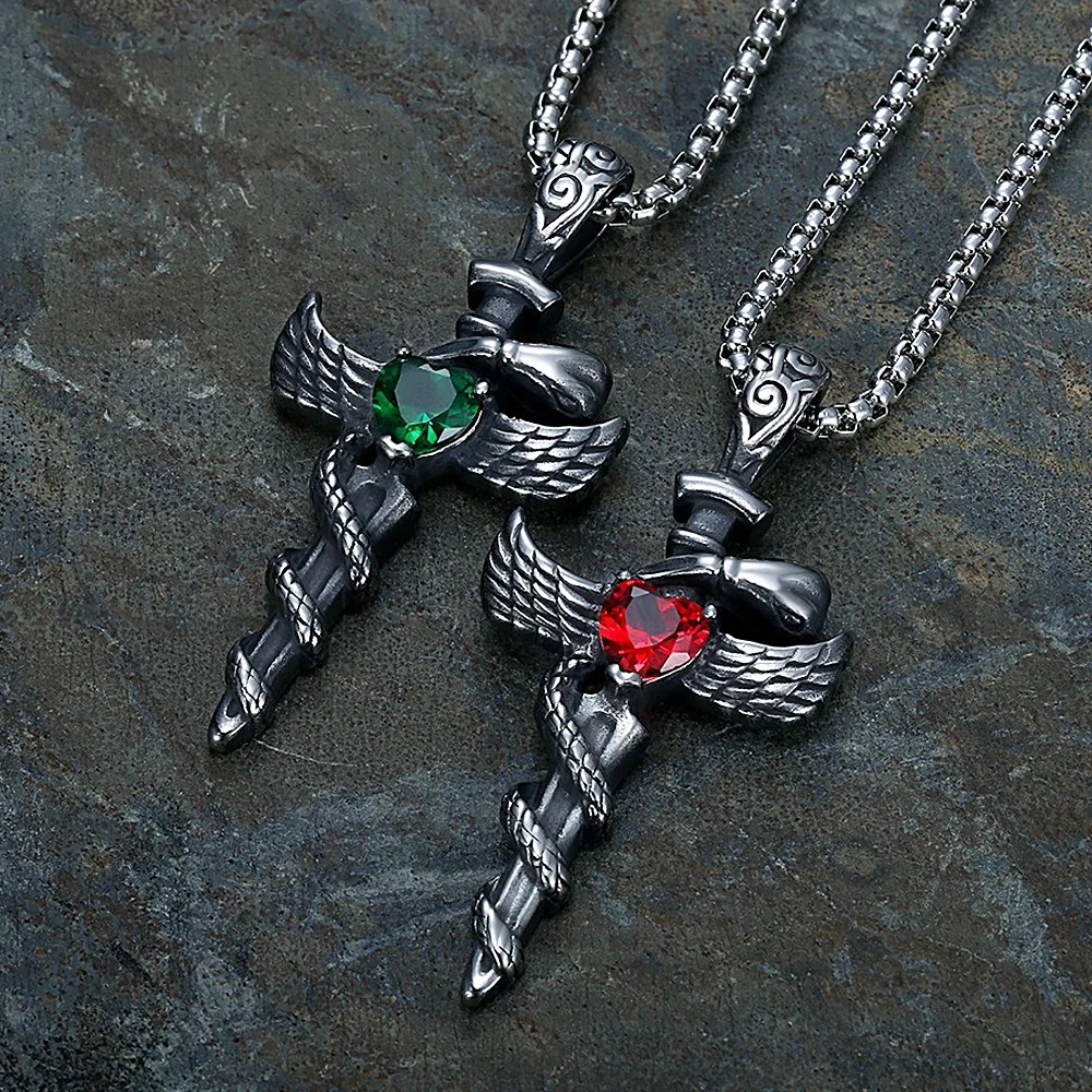 Collana con ciondolo croce ala di serpente gotico vintage per uomo Spada di serpente in pietra rossa/verde Regalo di gioielli in acciaio inossidabile 316L all'ingrosso  36