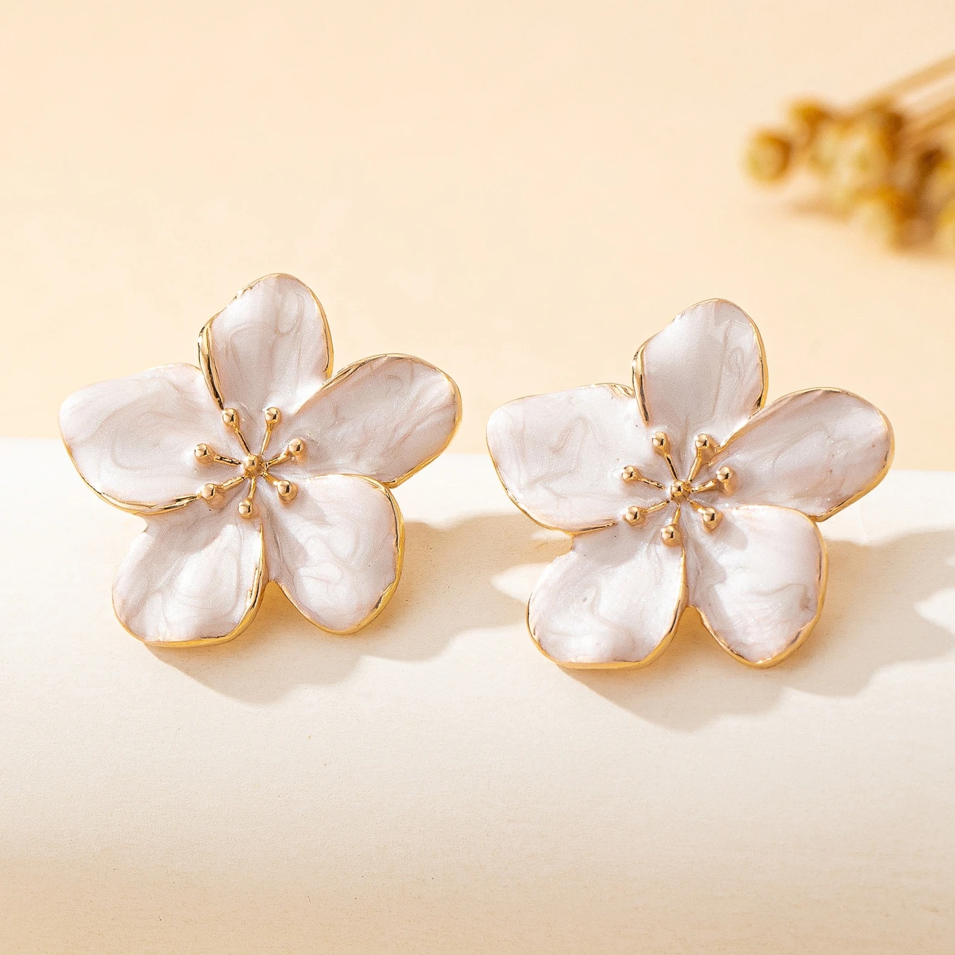Ein Paar Damenohrringe mit dreidimensionalem Blumendesign und Emaille-Verarbeitung, geeignet für den Alltag und den Urlaub. – Detail 4