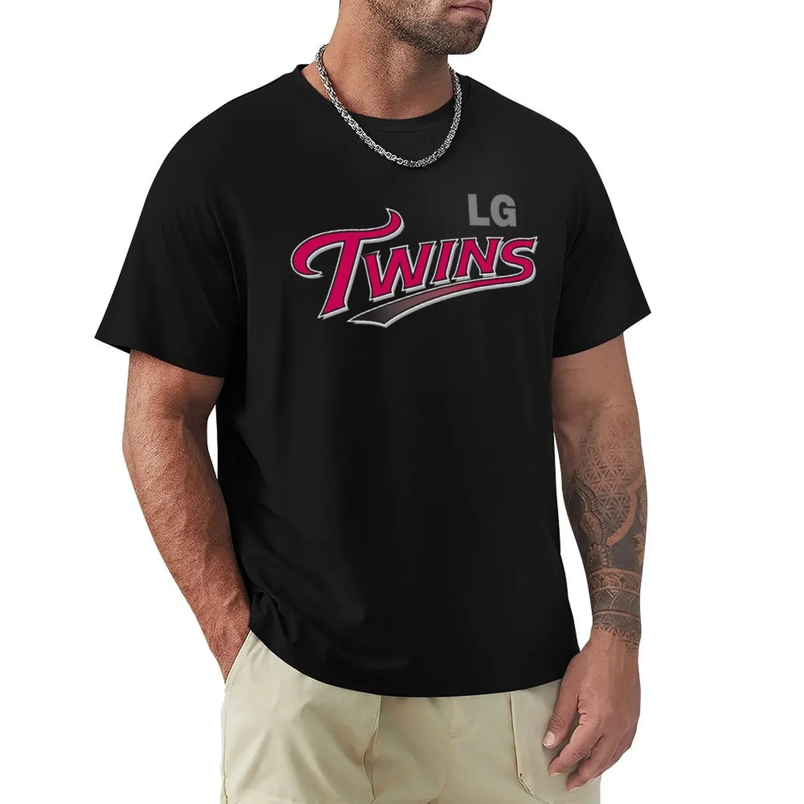 Tシャツ・カットソー 1993STUDIO [LG TWINS] PITCHER GRAPHIC T-SHIRT 4FK1069 F LG Twins Baseball Team x 1993 Studio Collaboration