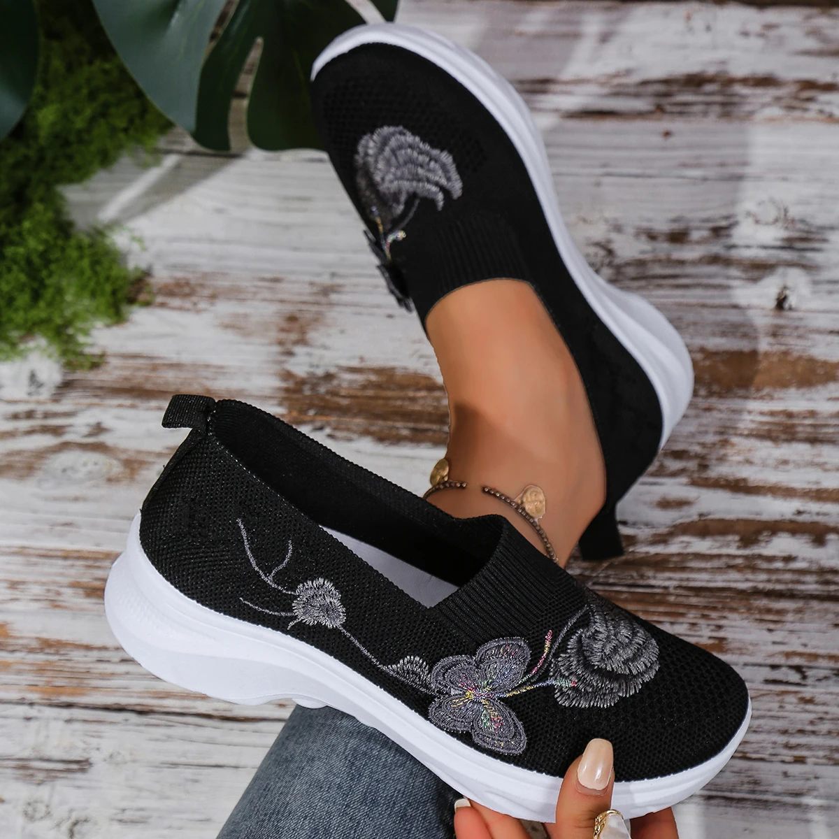 Women's Soft Breathable Embroidered Shoes