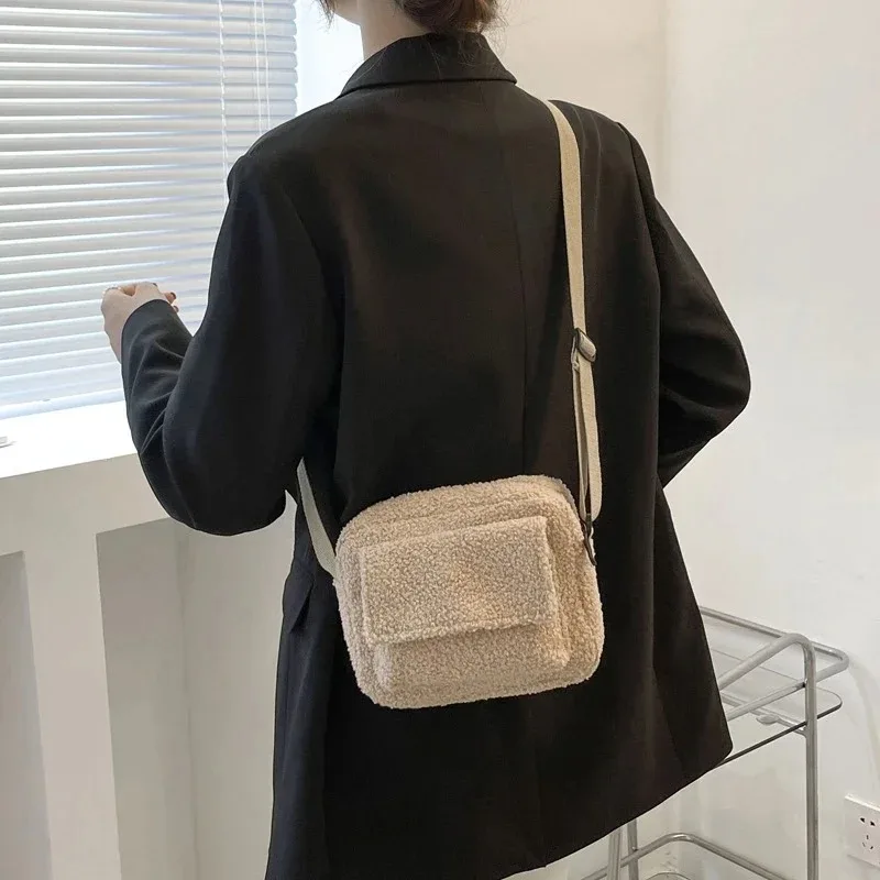 Women's Plush Lambswool Crossbody Bag Soft Faux Fur Shoulder Purse Winter Autumn Cute Fluffy Handbag Designer Mini Bag