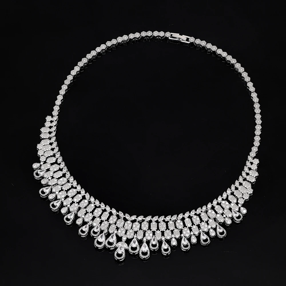 طقم مجوهرات فاخر بتصميم متدلٍ لامع