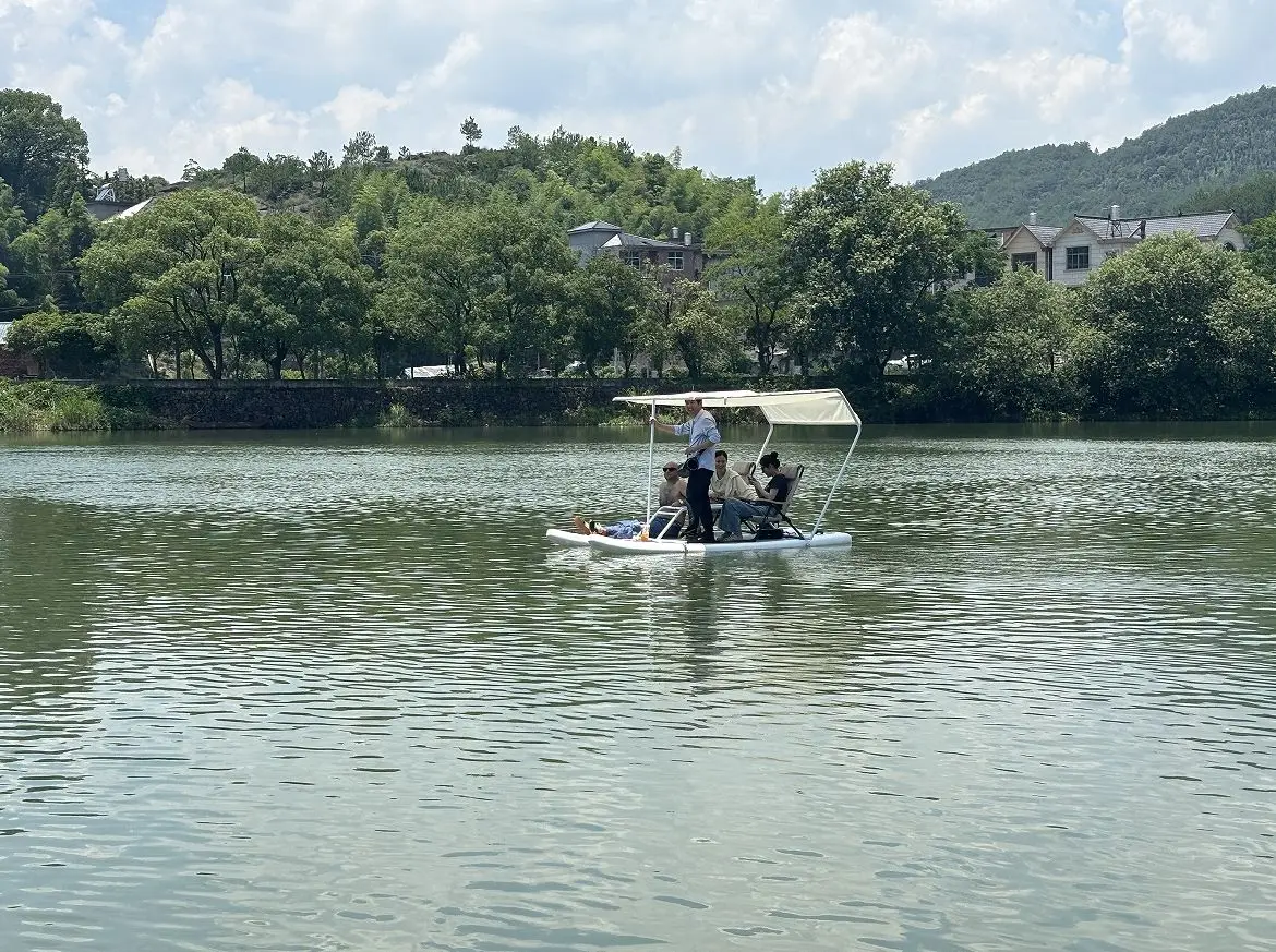 Bateau RC haute vitesse 1303,99€ flottant calmement, télécommande à côté sur le rivage