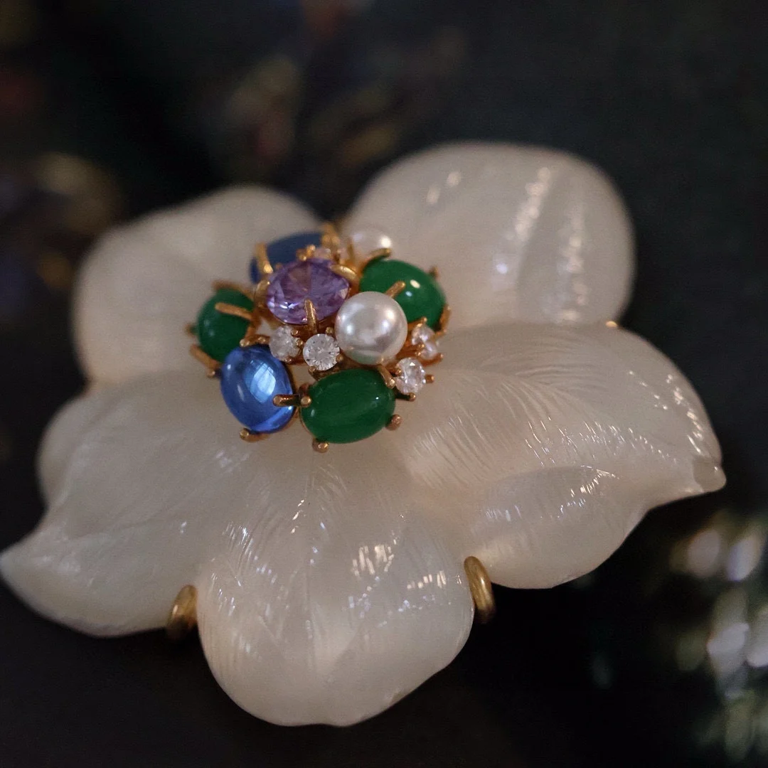 

Niche designer Europe and the United States new exquisite flower brooch