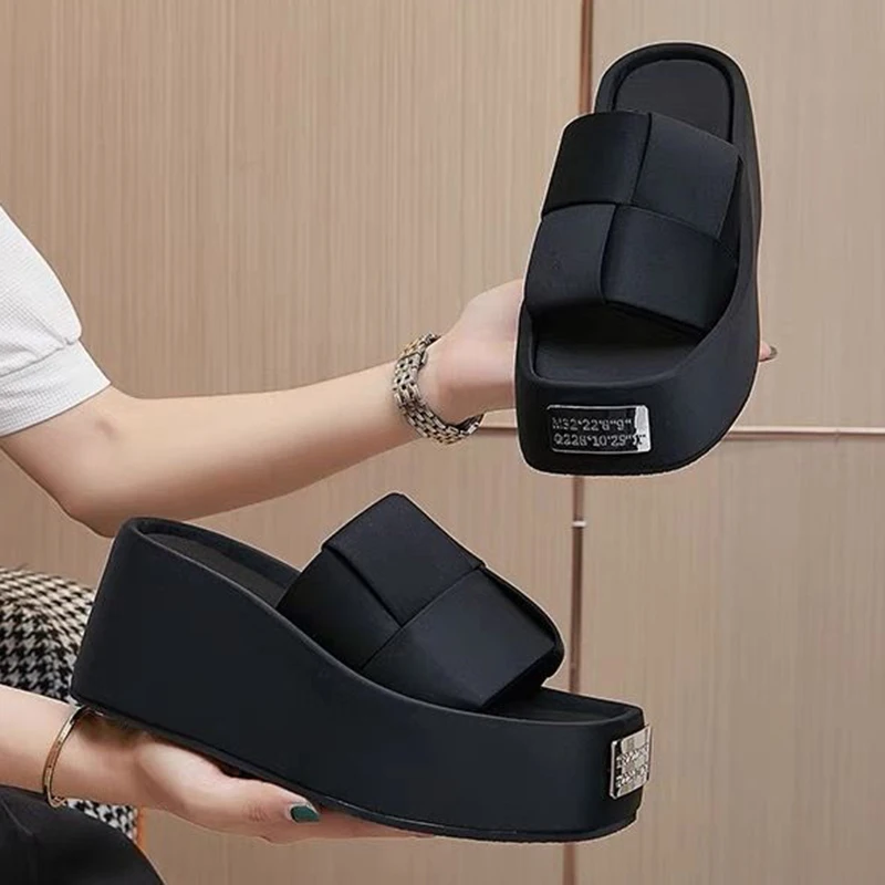 Women Summer Slippers Platform Metal Decoration Sandals Garden Shoes High Quality Slids Trend Comfortable Casual Outdoor Sandals 2