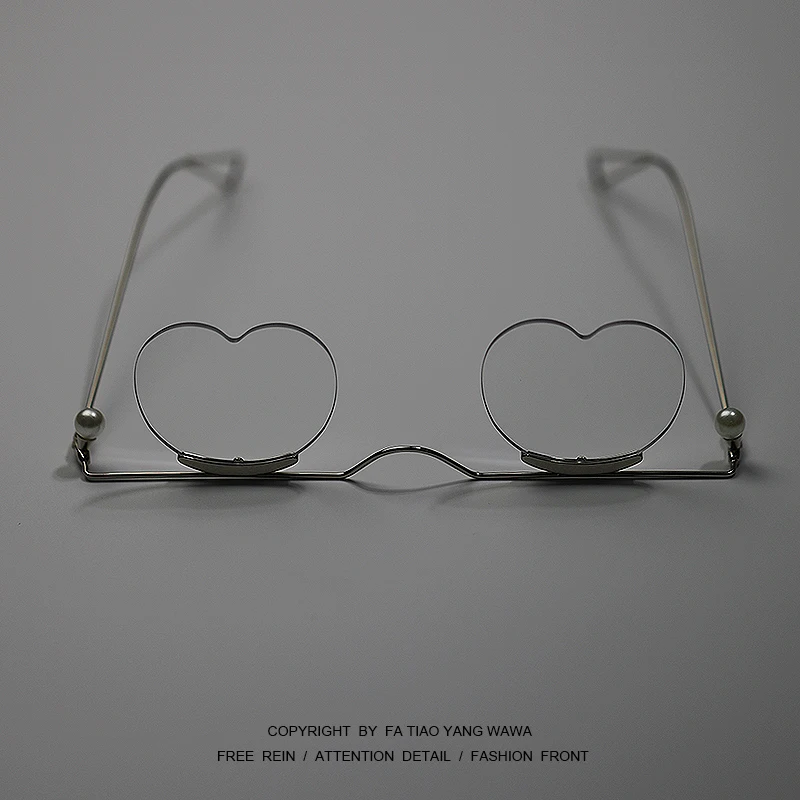 

Bored wear a love at first sight mirror! glasses