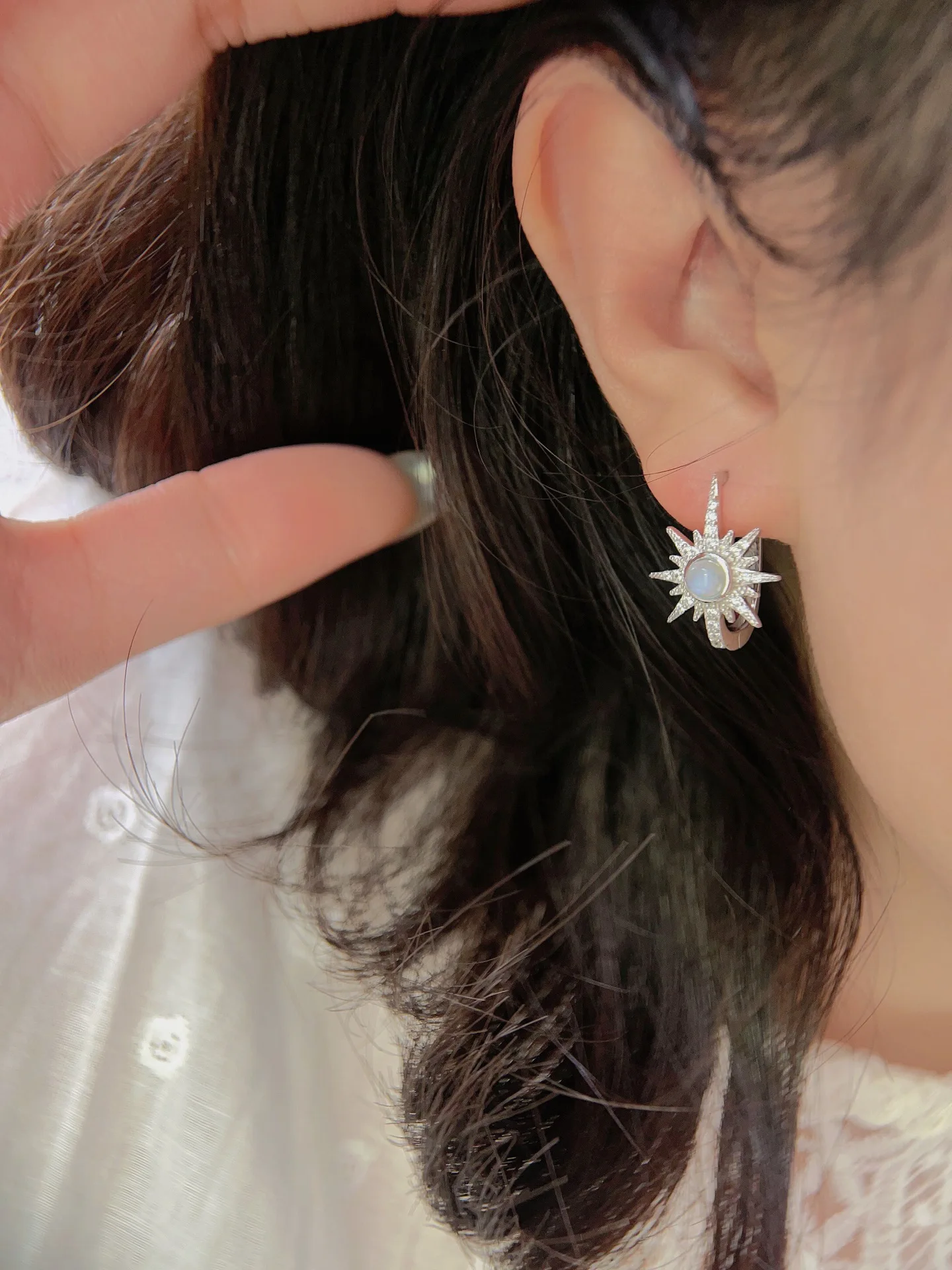 

Женское кольцо из серебра 925 пробы с бриллиантами и лунным камнем