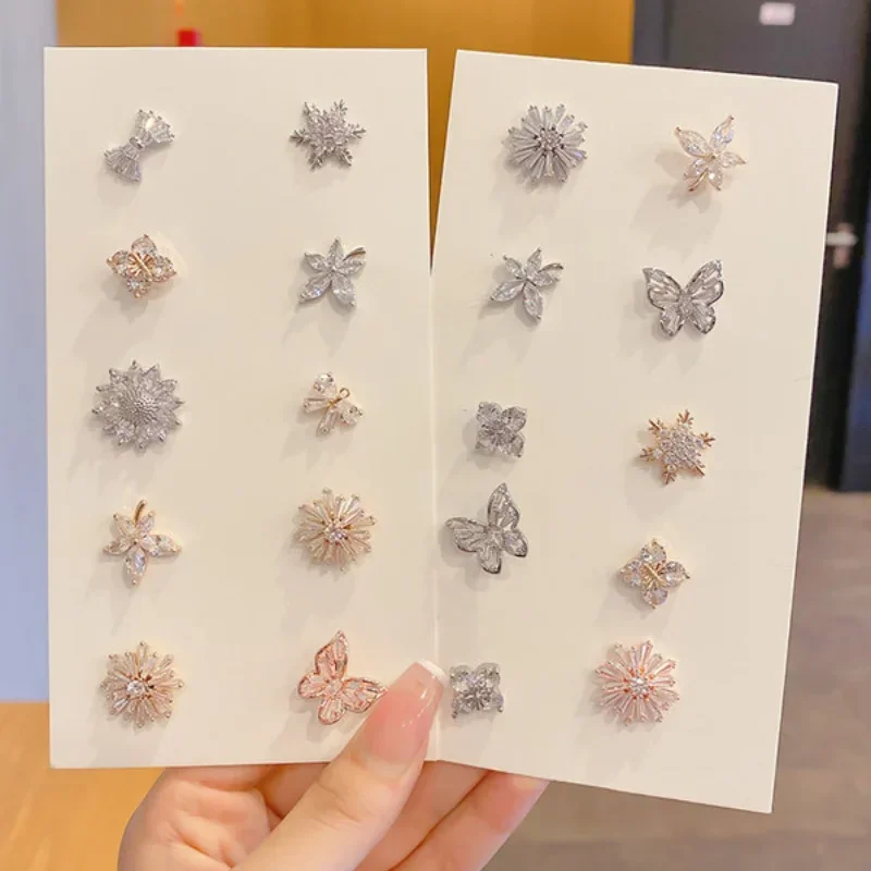 2 stücke Kleine Blume Kristall Brosche Pins Schmetterling Zirkon Abzeichen Feste Kleidung Zubehör Luxulry Schmuck Broschen für Frauen