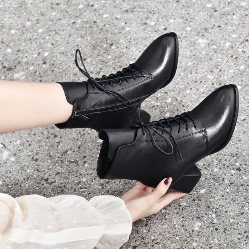 

Fashionable Small Pointed Martin Boots for Autumn and Winter Black Thick Heel Tie Up Top Layer Cowhide Fashion Short Boots