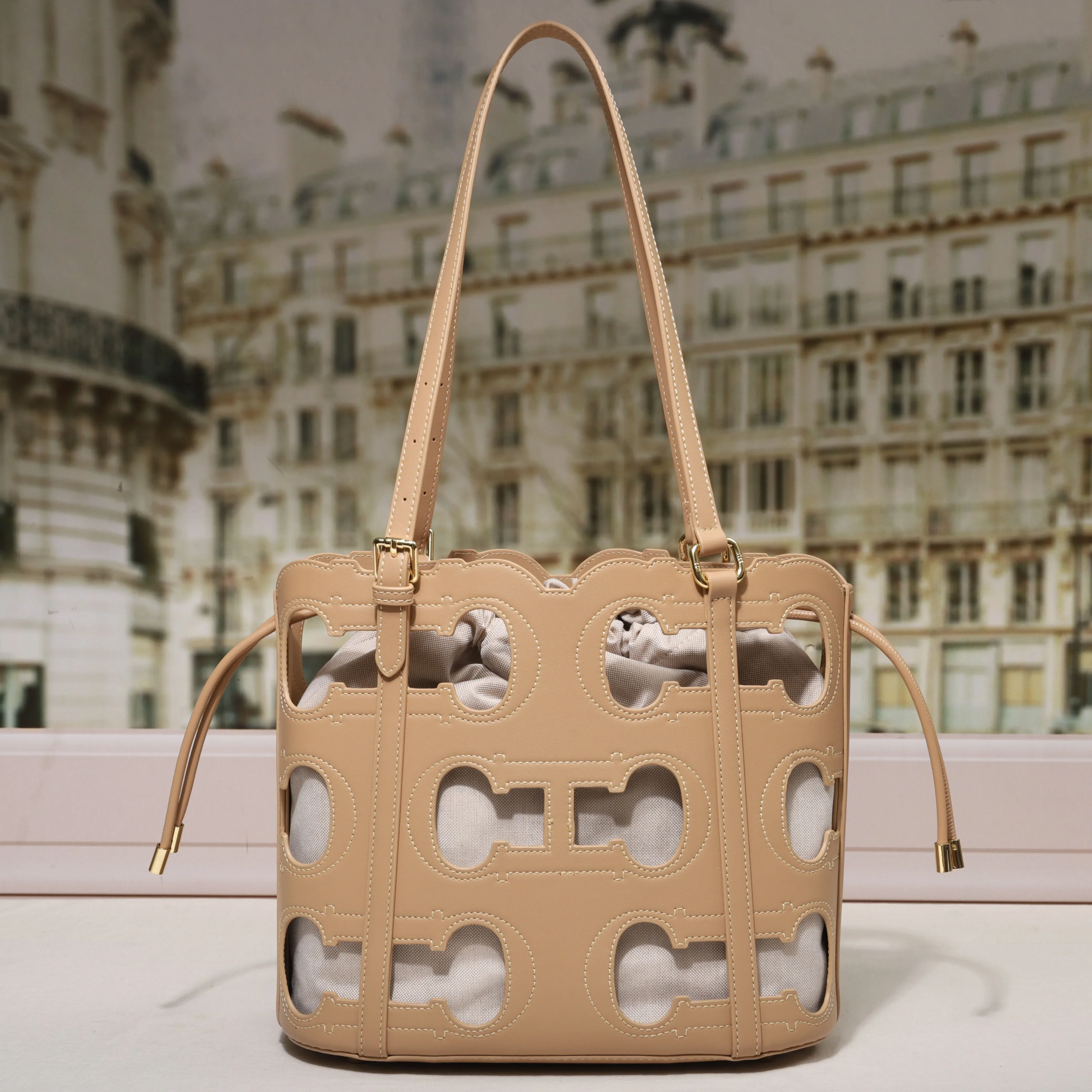 حقيبة يد نسائية بتصميم مجوف عصري من العلامة التجار...