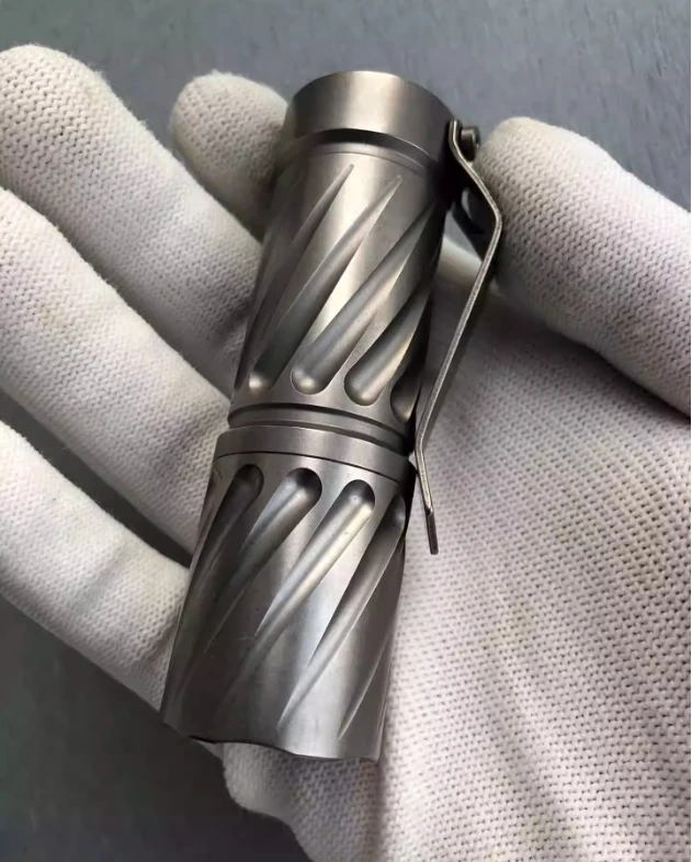 

second-hand products EDC Hanko three eye all titanium alloy stone wash flashlight Red auxiliary light