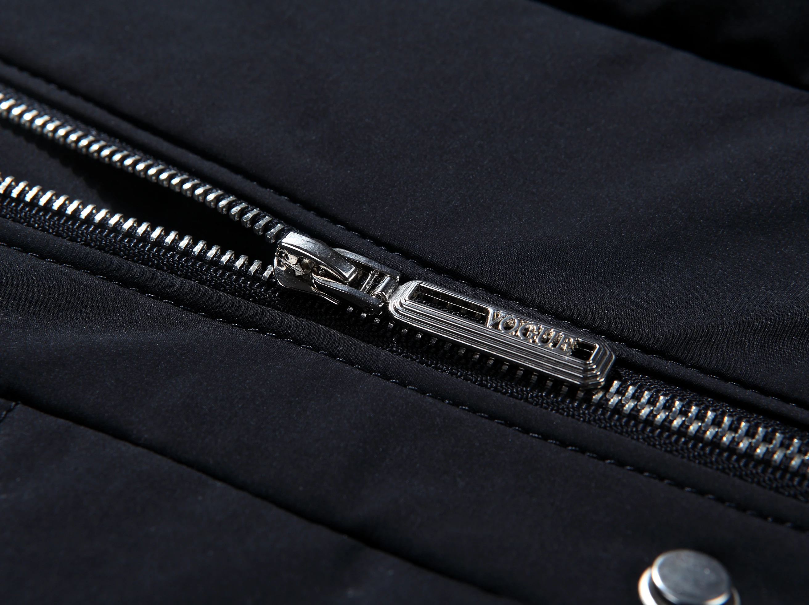 Рисунок 6 - Мужские и женские брендовые красные длинные пуховики