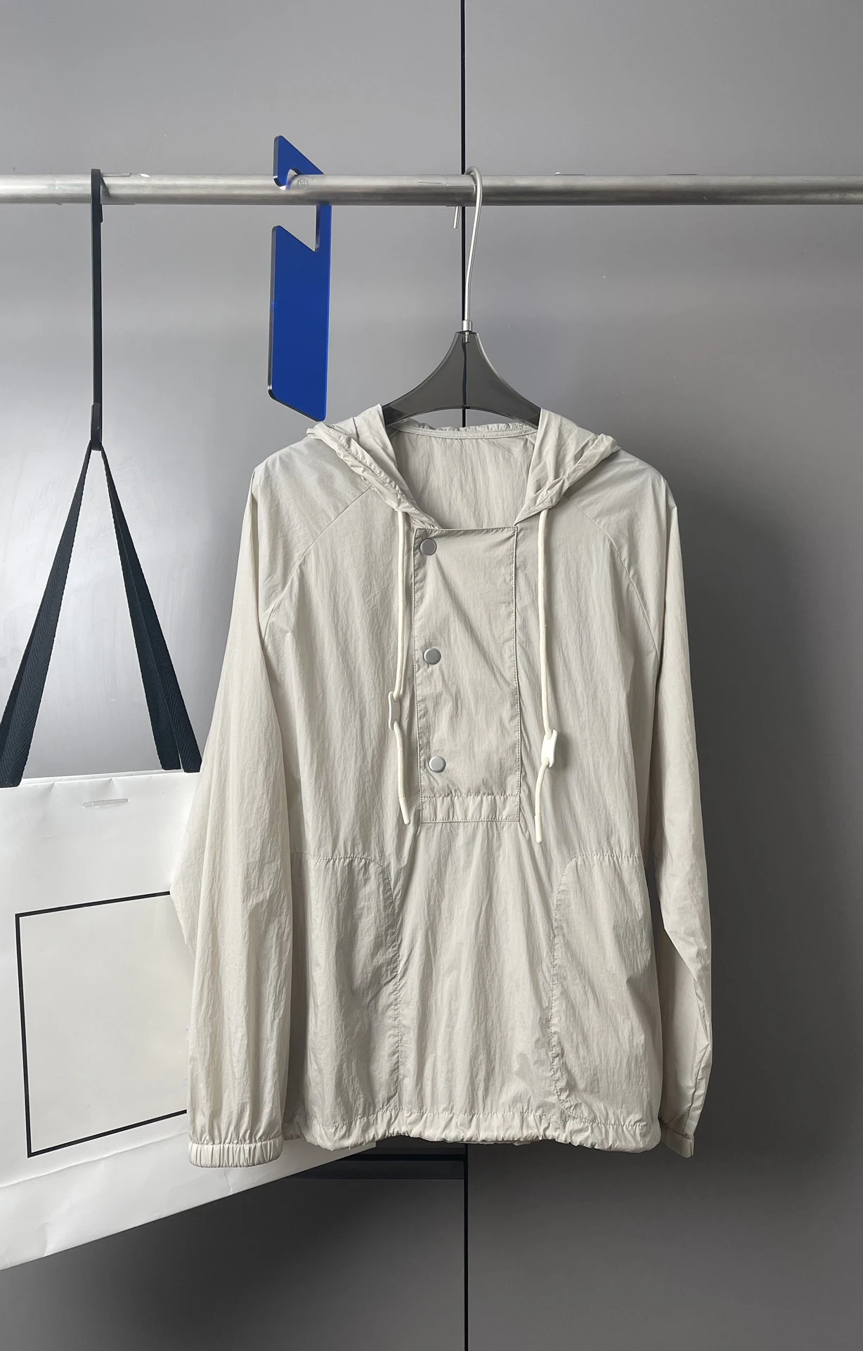 

2023Spring and summer new super light and dry type hooded sunscreen women's coat, soft and light, very convenient storage