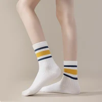 Quatre paires de chaussettes pour enfants pour le printemps et l'automne, style polyvalent rayé, chaussettes mi-mollet avec un style scolaire. 2