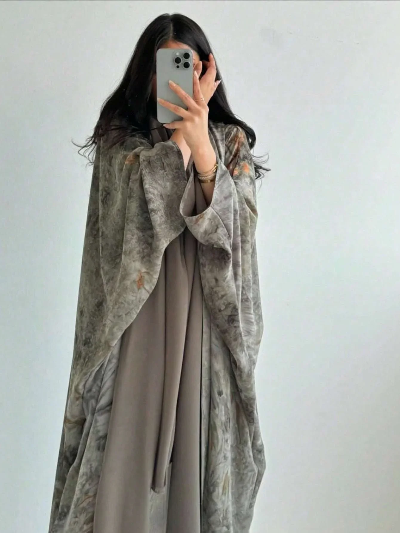 عباية رمادي رخامي – أناقة هادئة بلمسة عصرية