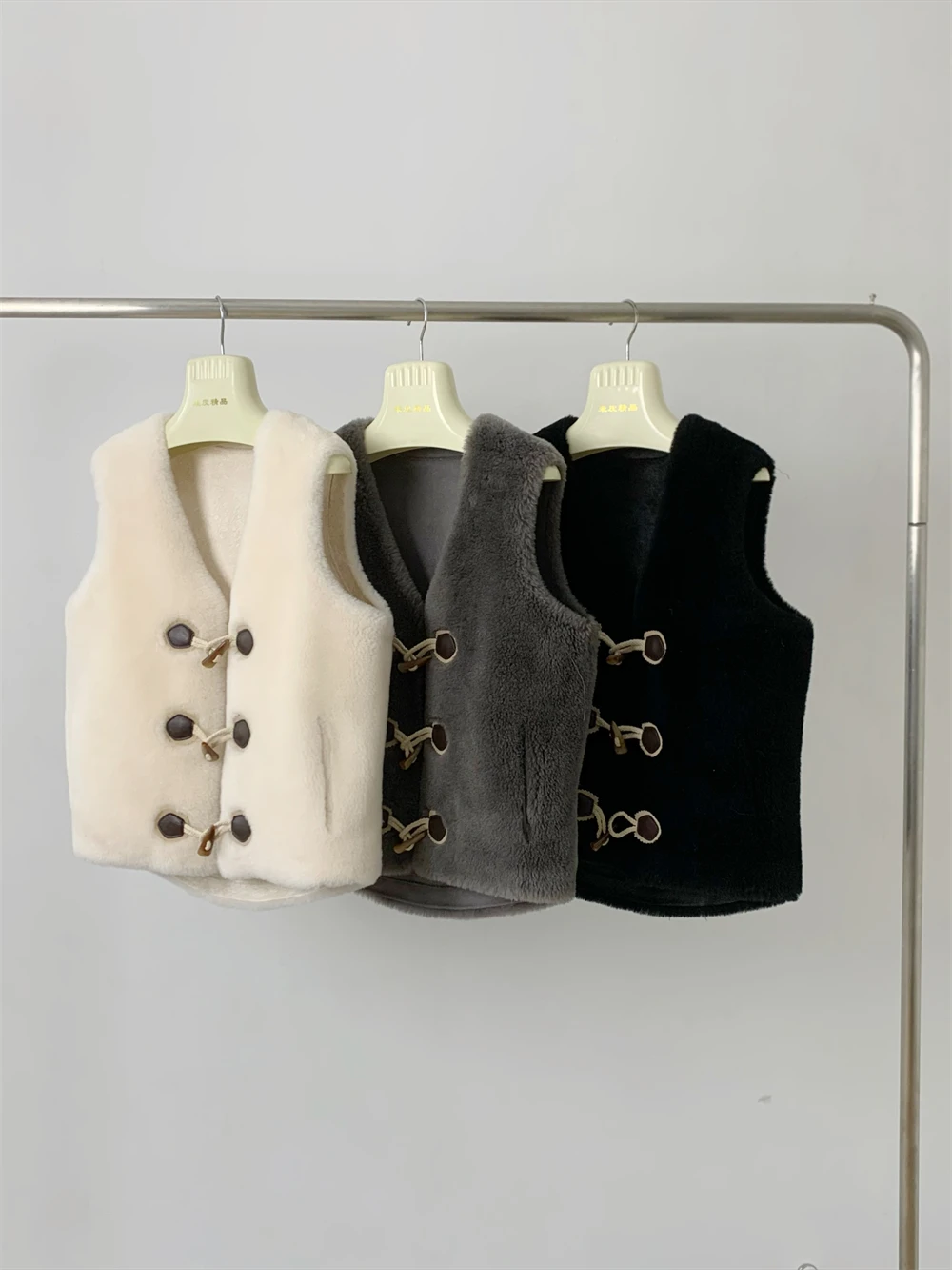 

Realistic Sheep Sheared Fleece Vest Short Cow Horn Button Leather Grass Small Loose Lamb Hair Tank Top Women Autumn and Winter
