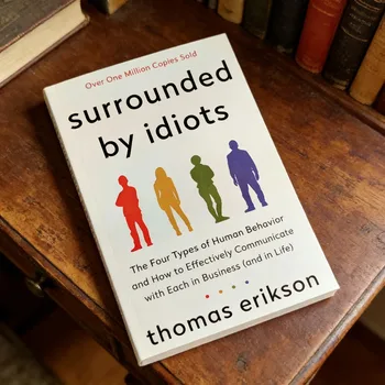Circondato da idioti: Libro in brossura in inglese sui quattro tipi di comportamento umano, comunicazione efficace, autoaiuto, guida per la vita sul lavoro