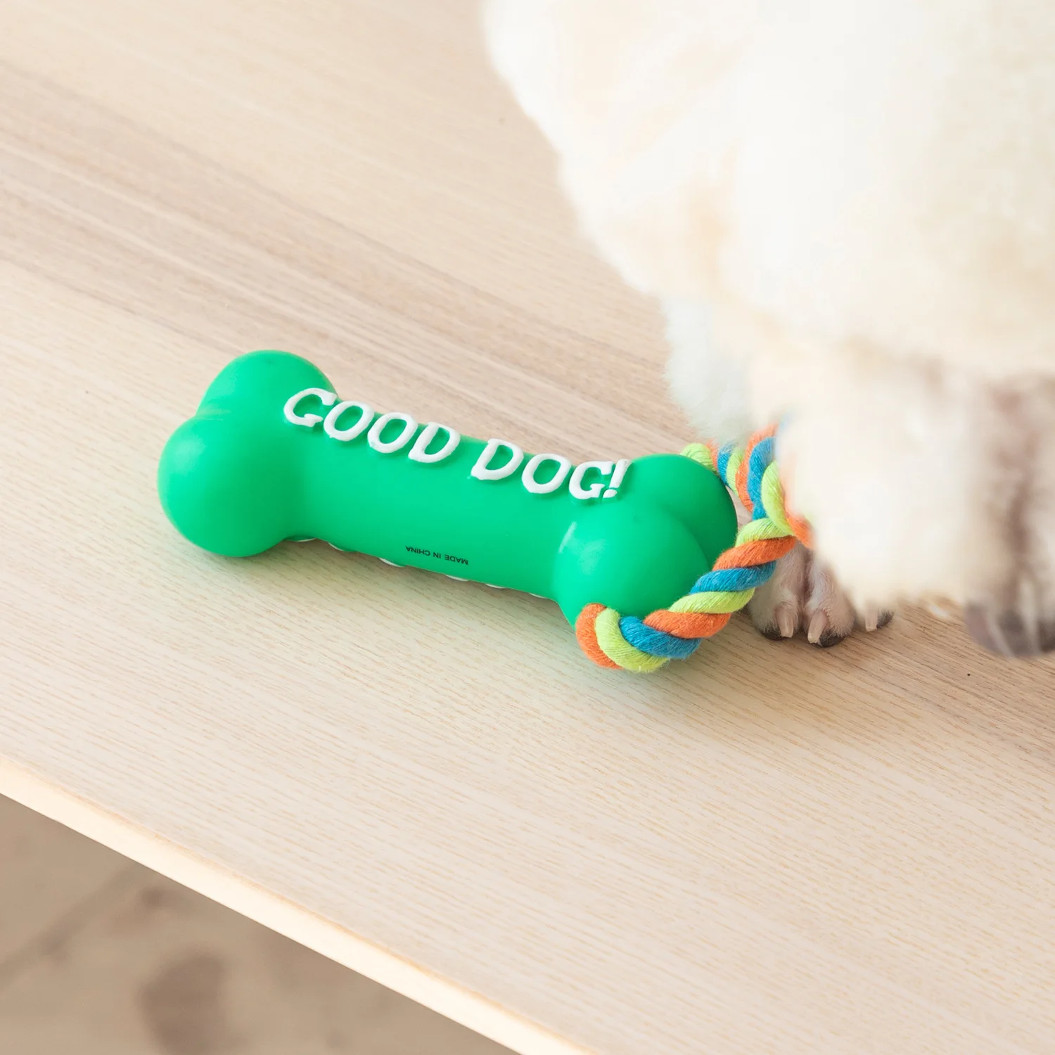 

A dog biting bone toy with cotton and linen rope that is resistant to biting and produces sound. A dog bone biting adhesive pet