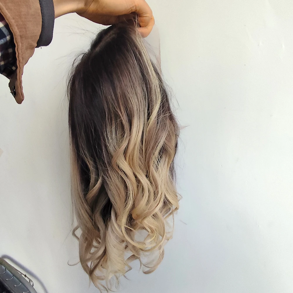Topper per capelli umani 6x7 con base in pizzo, biondo ombré ondulato, in capelli Remy, con clip traspiranti, per donne con capelli diradati - immagine 2