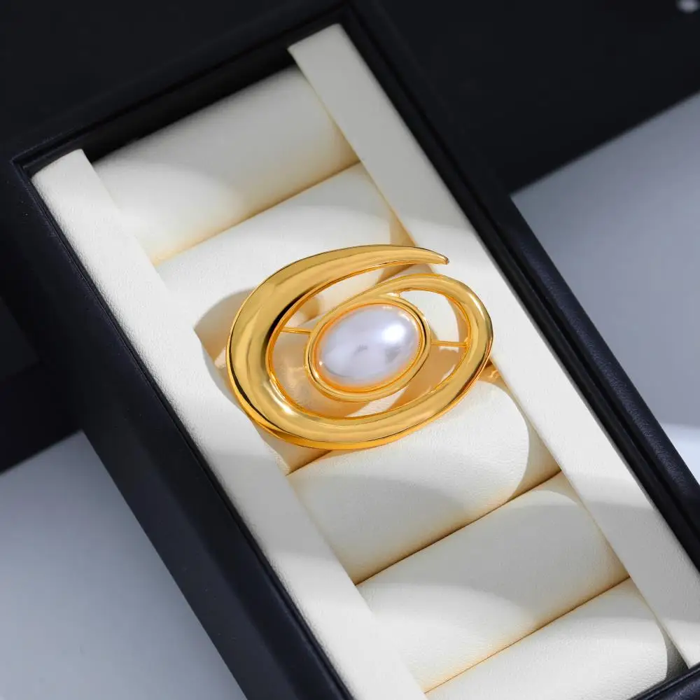 Pearl Brooches for Woman Luxury Geometric Irregular Rotate Hollow White Beads Brooch Formal Dress Suit Jewelry Accessories 2025