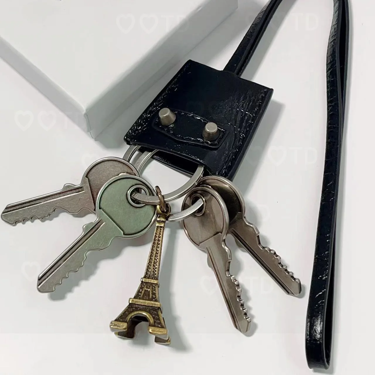 

Новинка 2024, брелок LE CITY с металлической текстурой, подвеска в форме железной башни, аксессуары для сумок, модное украшение, украшение для дома