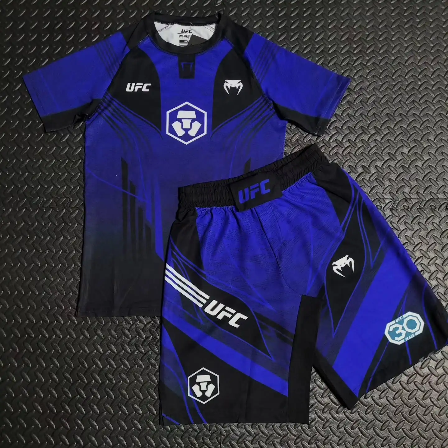 جديد UFC الملاكمة القتال التدريب قصيرة الأكمام السراويل الرجال النساء بواسطة أصيلة القتال ليلة تنفس التجفيف السريع مجموعة رياضية