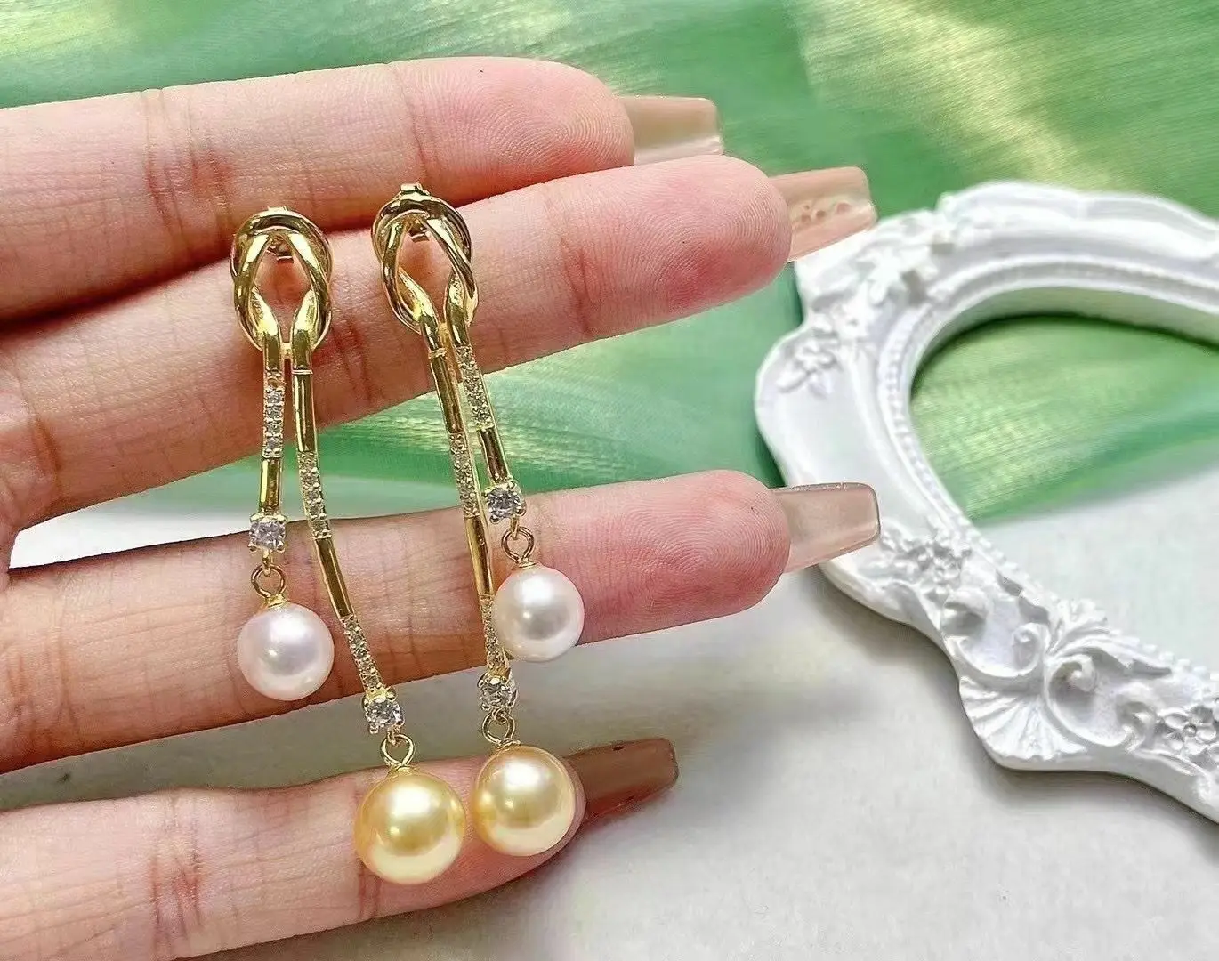 

Elegant 8-9mm South Sea Round White Gold Pearl Dangle Earring 925s