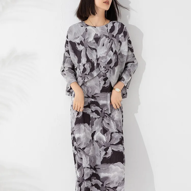 Miyake Pleated Two-piece Set for Women 2023 Autumn New Fashion Ink Painting Print Loose Round Neck Long-sleeved Top Vest Dress fluminous amily round drill diamond painting 40 30cm