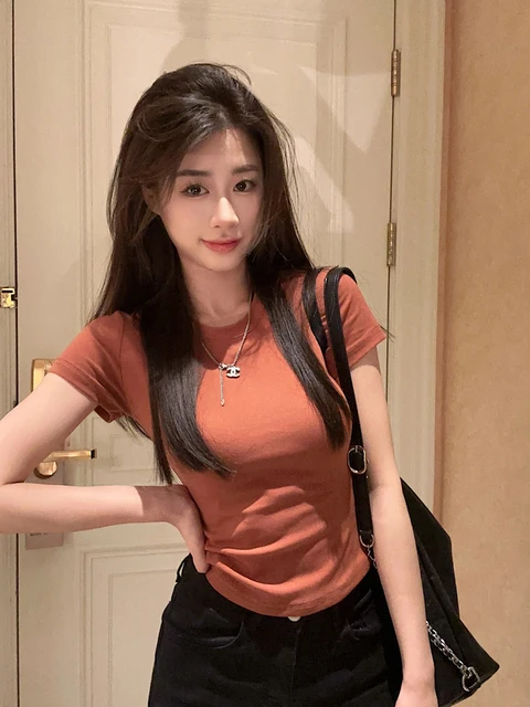 봄과 여름에 완벽한 세련되고 편안한 흰색 바닥 셔츠