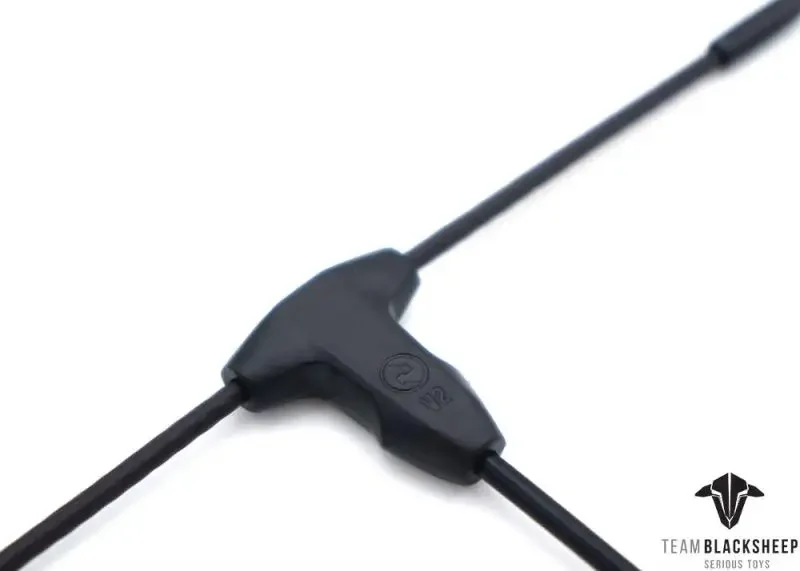 Antenne TBS Crossfire Stock TX V2 posée sur fond noir, fréquence 915/868MHz pour drone RC.