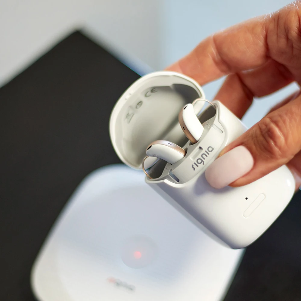 Signia Styletto AX Brilliant hearing never looked so good Styletto AX rechargeable hearing aids look as amazing as they sound 4