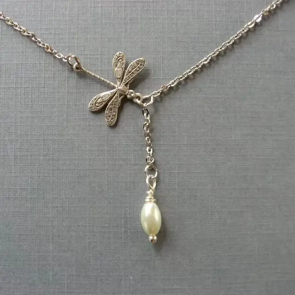 Elegante, ausgehöhlte Libelle mit tropfenförmigem Imitationsperlen-Anhänger, geeignet für den täglichen Arbeitsweg.