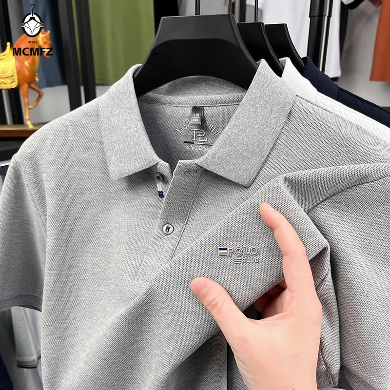 Polo da uomo in rete elasticizzata a maniche corte, con colletto sottile a bottone singolo, versatile per occasioni business casual e uso quotidiano.