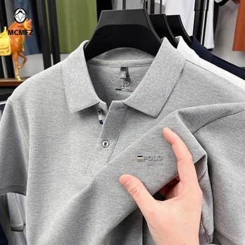 Polo da uomo in rete elasticizzata a maniche corte, con colletto sottile a bottone singolo, versatile per occasioni business casual e uso quotidiano.