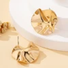 Une paire de boucles d'oreilles en métal rondes irrégulières, bijoux