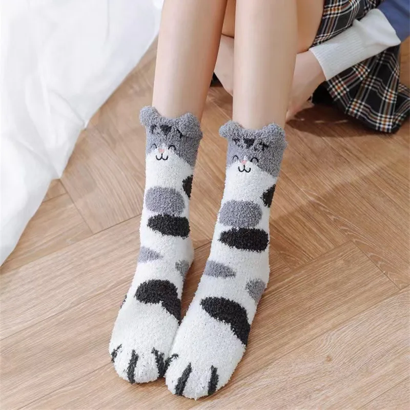 Chaussettes longues épaisses d'animaux de dessin animé Kawaii pour femmes, chaussettes de sol de sommeil chaudes, patte de chat 3D, 5 paires de sites, sourire, mignon, hiver