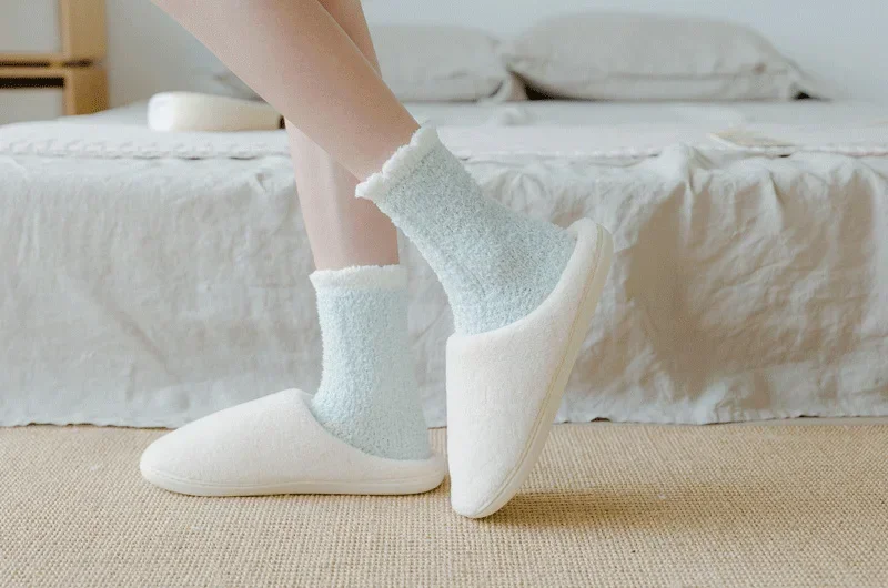 4 Paar warme Wintersocken für Damen – flauschig, dick, flauschig, weich, niedlich, für Zuhause, modische Schlafsocken für den täglichen Gebrauch – Detail 11