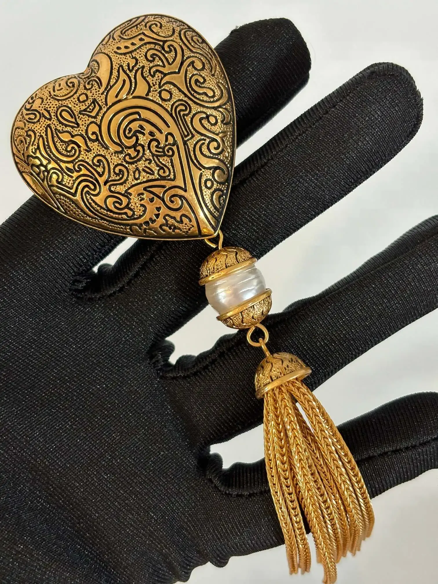 

Fashionable and versatile glass brooch holiday gift