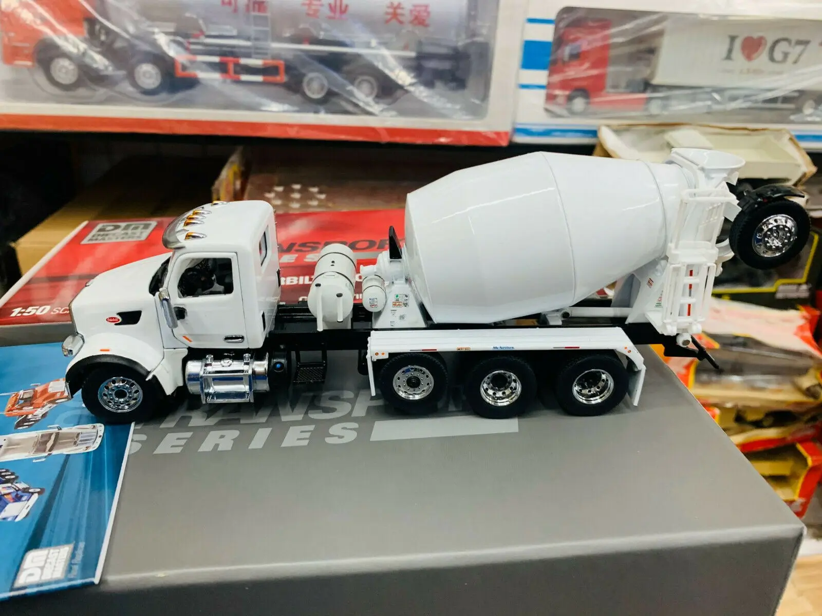 

Peterbilt Model Mcneilus Bridgemaster Mixer 1/50 Scale By Diecast Masters DM71074