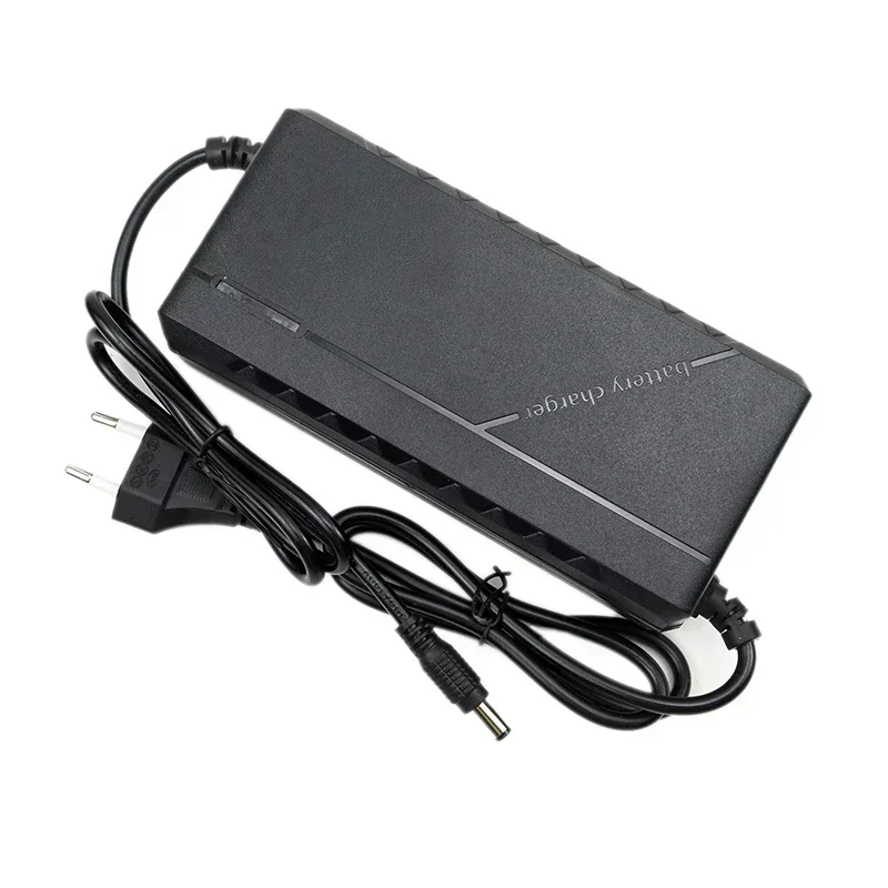 Chargeur multiport 84V 20S 3A posé à côté d'une batterie de scooter électrique
