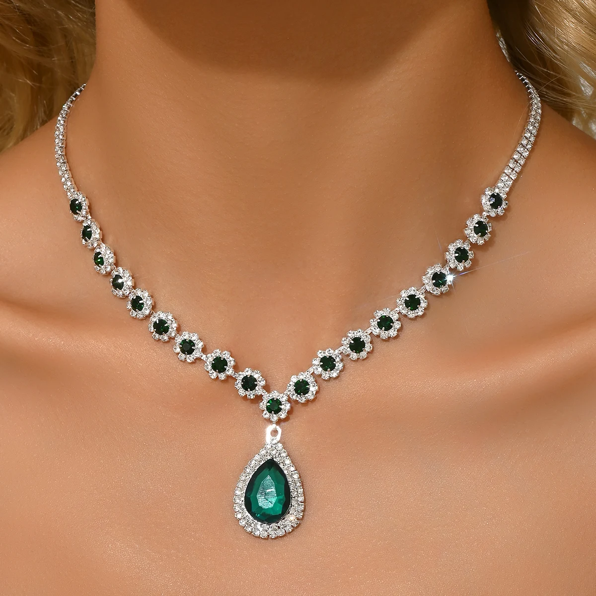 Colar sendo usado em uma mulher com um vestido de festa