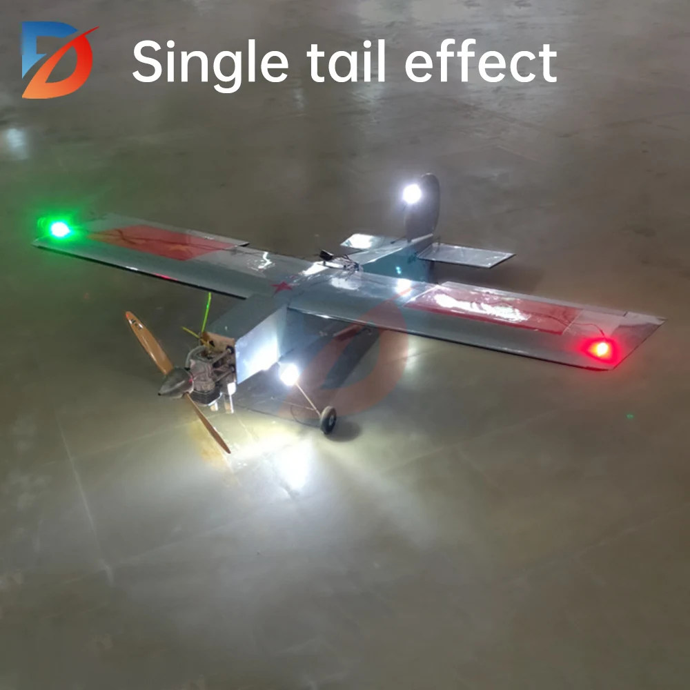 Drone débutant avec lumières LED en action la nuit, traînées lumineuses dans le ciel