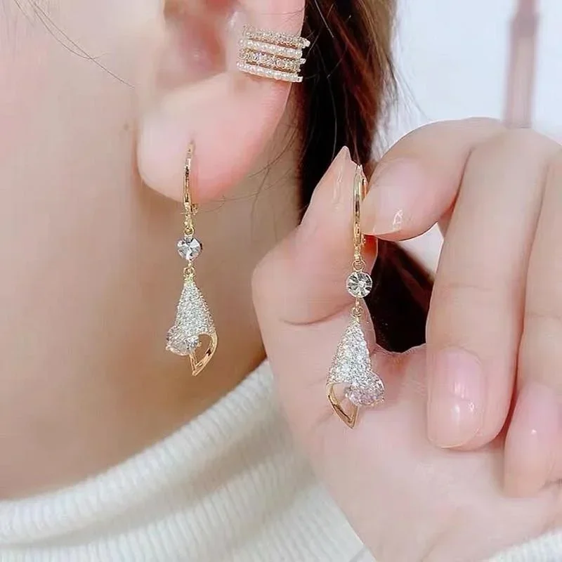 1 Pair New Trendy Niche Design With Three-dimensional Geometric Earrings Elegant Diamond Inlaid Hollow Earrings Women's Earrings