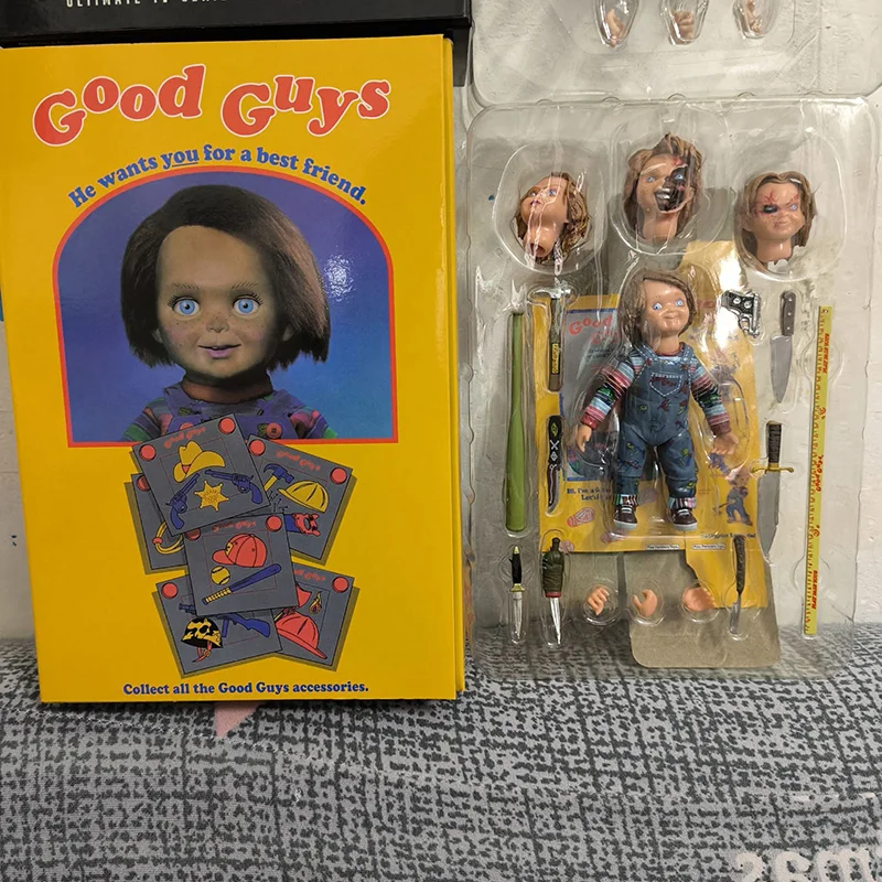 Chucky アクションフィギュア Good Guys Amazon.com: Chucky Ray Mezco Designers Series Mega Scale