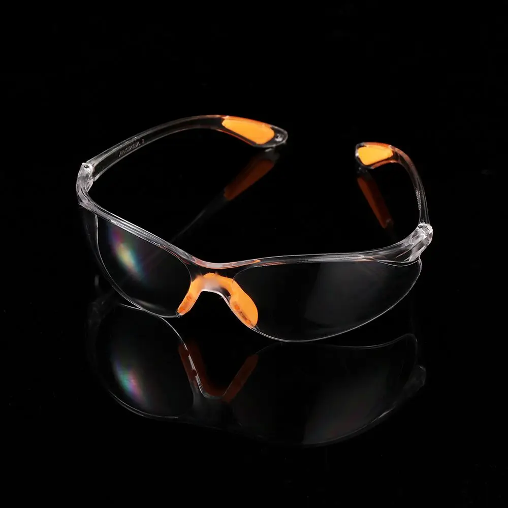 Gros plan sur les verres des lunettes de sécurité anti-rayures, reflets lumineux, protection oculaire optimale.