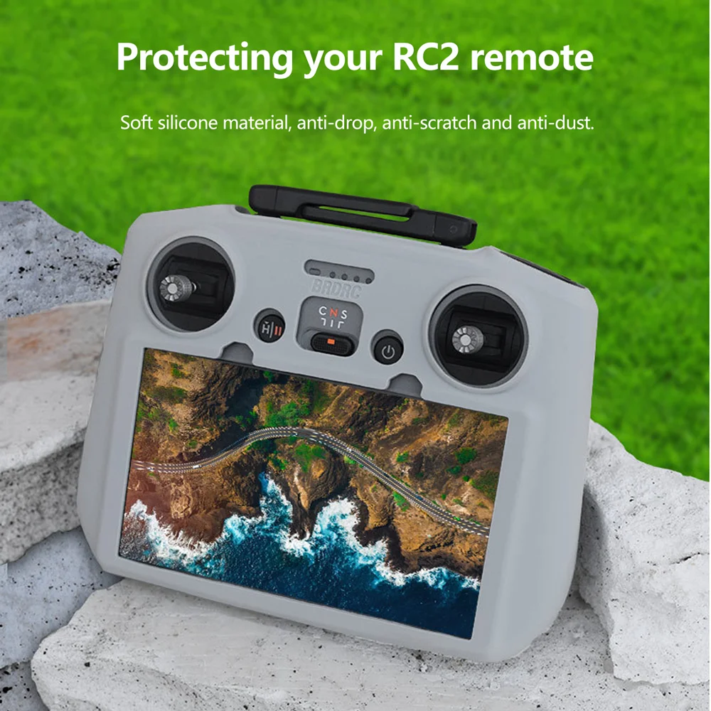 Étui en silicone pour télécommande DJI RC 2 installé sur la manette, montrant l'accès aux boutons et la protection antichoc.