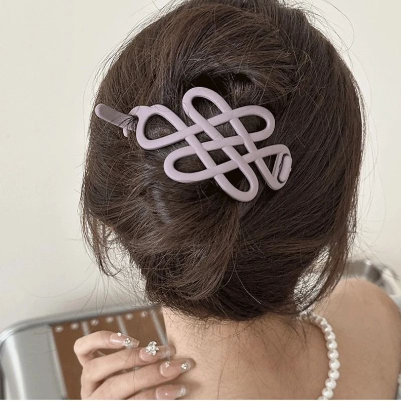 Französische minimalistische Twist-Haarspange – hohle Haarspange mit dekorativem Knoten, Kralle mit starkem Halt für Dutt und Hochsteckfrisur, elegantes Geschenk – Detail 7