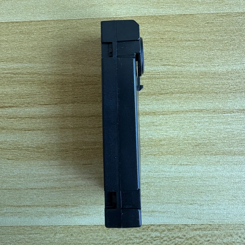 Batterie Drone M6 3.7V 2000mAh insérée dans un drone M6 8K