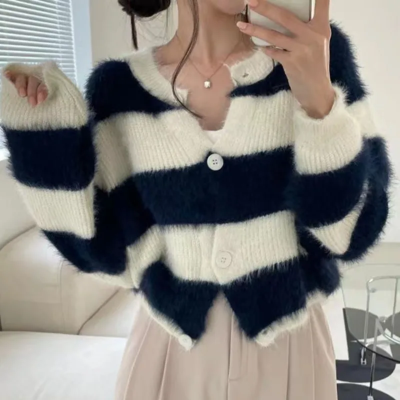 시크한 가을 겨울 부드럽고 아늑한 와이드 스트라이프 숏 스웨터 코트 디자인 감각 니치 오픈 가디건 탑 (젊은 여성용)