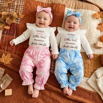 Abbigliamento neonato: Completo per bambina con stampa a coste, body a maniche lunghe con volant, pantaloni e fascia con fiocco